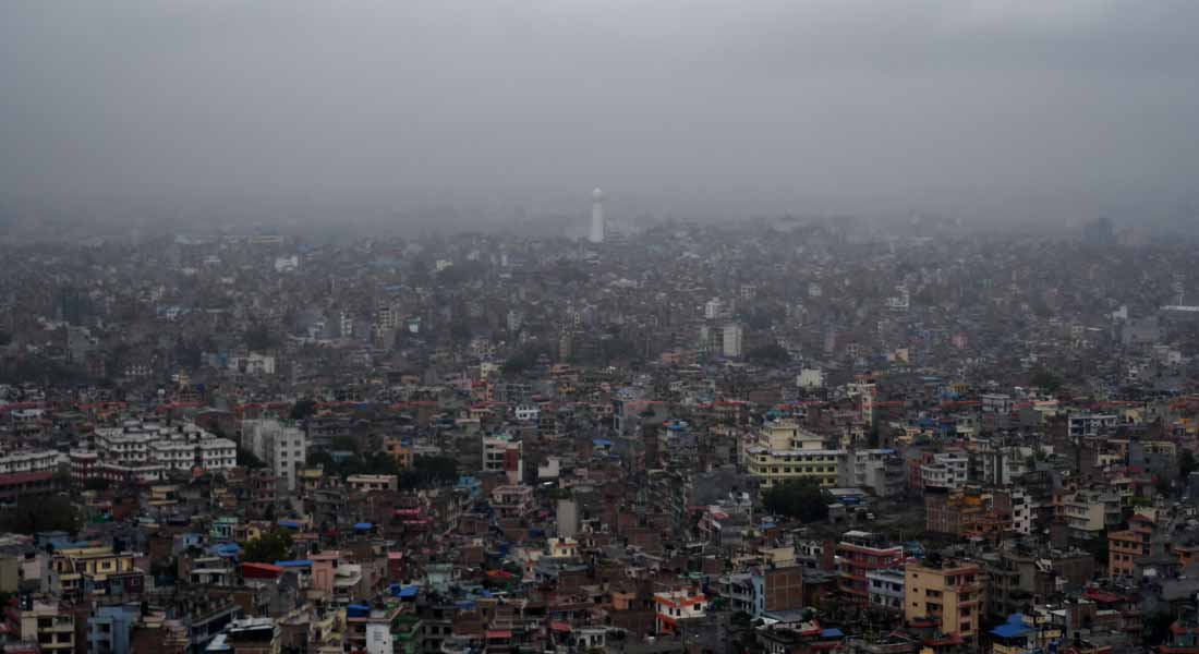 वर्षा र बादलसँगै स्वयम्भूनाथबाट बुधबार देखिएको काठमाडौं सहर । तस्बिर : सुनील प्रधान/बाह्रखरी ।